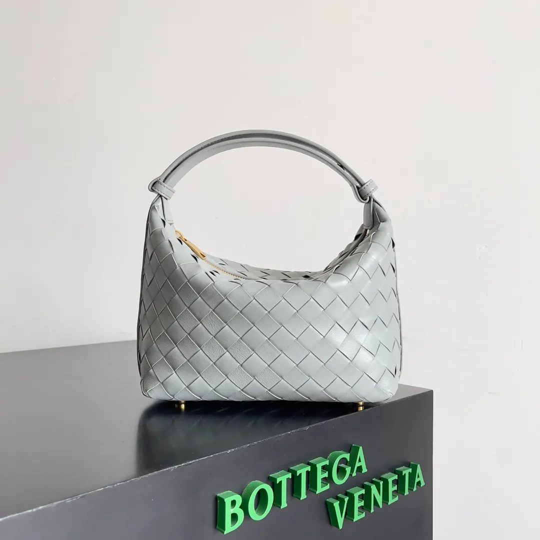 Batch 1360 It is predicted that BV Bottega’s lunch bag will be popular again this year. The entire bag is made of top nappa lambskin, which is very soft and lightweight. It also uses the intrecciato weaving process that the two founders spent several months developing from the beginning of the brand. It is completely hand-woven by Italian craftsmen. It perfectly reflects the craftsmanship of Bottega. The entire bag shape is also a very practical and popular lunch box bag type. The slightly curved arc of the bag mouth can also better fit our wrists. Style number: 754443 Size: 22*13*9